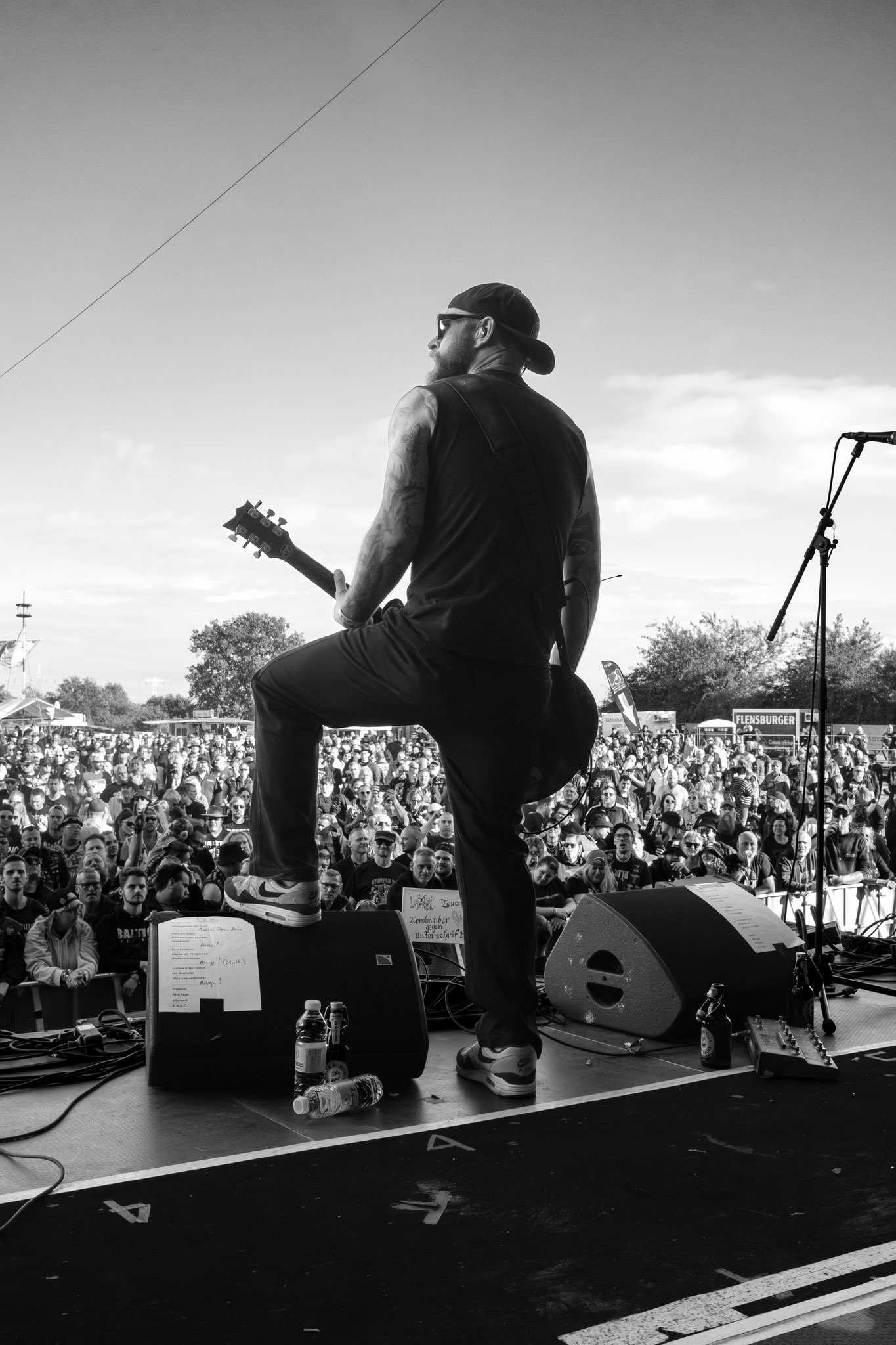 Live-Konzert · Bühnenfotografie von Lea Luminus, Musiker auf der Bühne mit Publikum